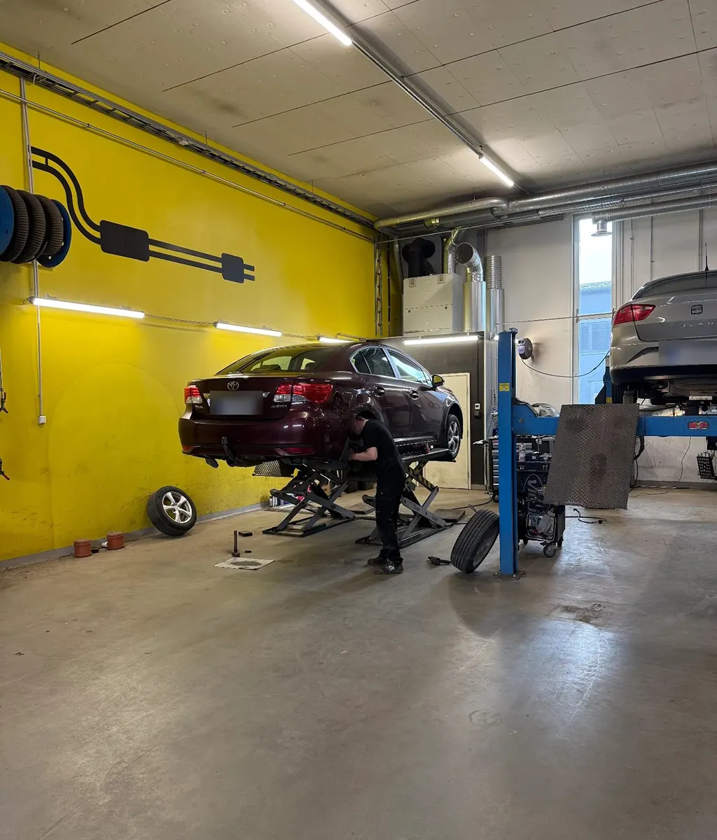 Autokorjaamon nostin